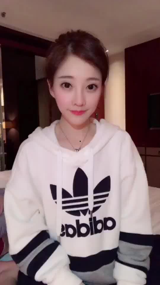 山东网红手势舞女孩,舞动指尖，走红网络