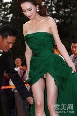 女明星撩裙,女明星一撩裙摆，瞬间成为焦点