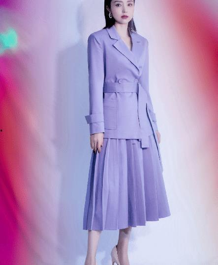 明星紫色西装女,明星风采独领风骚