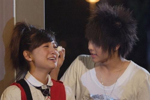 鬼鬼与明星合影,星光熠熠瞬间成焦点